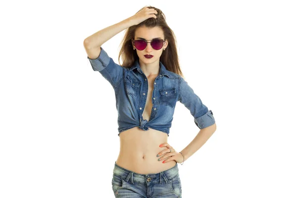Moda mujer delgada en ropa vaqueros y gafas de sol — Foto de Stock