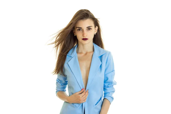 Красивая молодая деловая женщина в синей куртке без лифчика под ней — стоковое фото