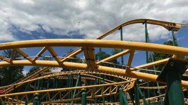 Bir roller coaster üzerinde kırmızı el arabası