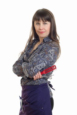 dikey bir genç kadın-stilist portresi