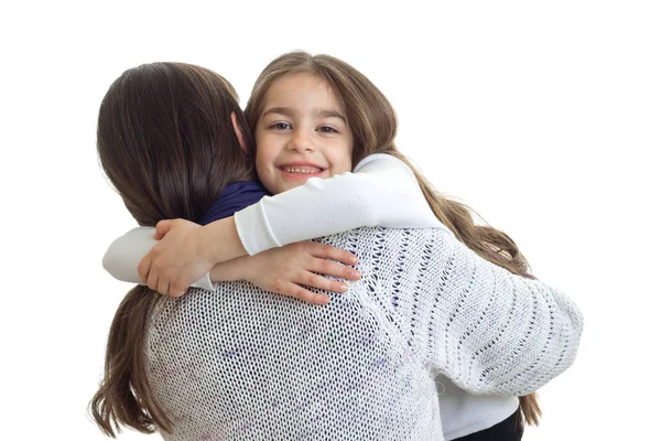 Mała dziewczynka uśmiecha się i przytula jej matka zbliżenie — Zdjęcie stockowe