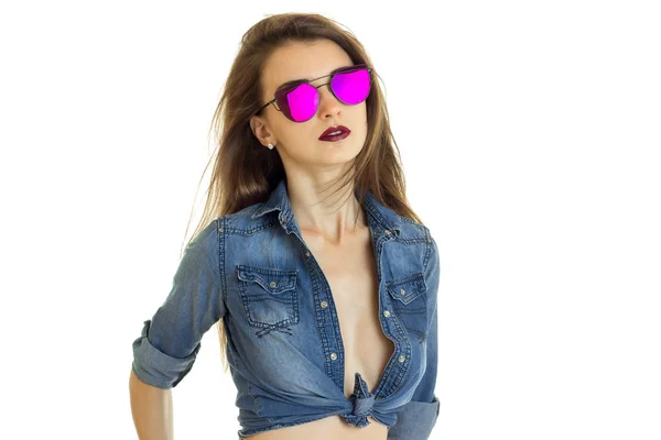Retrato de una joven en un verano brillante espejado gafas y jeans camisa — Foto de Stock