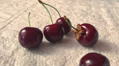 Kırmızı Kiraz masaya yatıyor