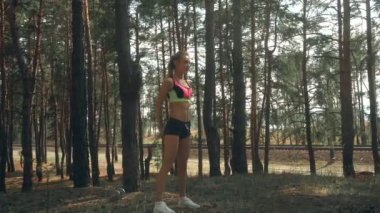 Parlak tüyleri atletik ince kız egzersiz yapar