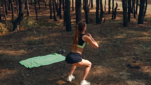 En ung energisk tjej med smidig skinkorna gör hoppning — Stockvideo