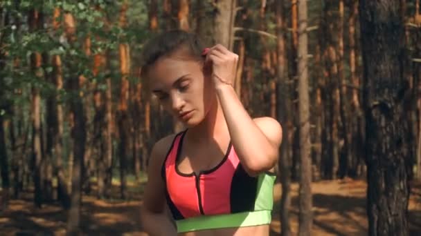 Schönes athletisches Mädchen, das im Wald ruht — Stockvideo