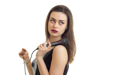 mikrofon ile bir karaoke şarkı kadar yapmak ile sevimli esmer