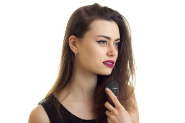 güzel esmer ile mikrofon ile bir karaoke şarkı kadar yapmak