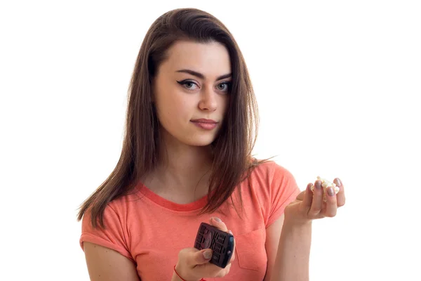 Cute brunette woman watching a tv with pop-corn — Stock Photo, Image