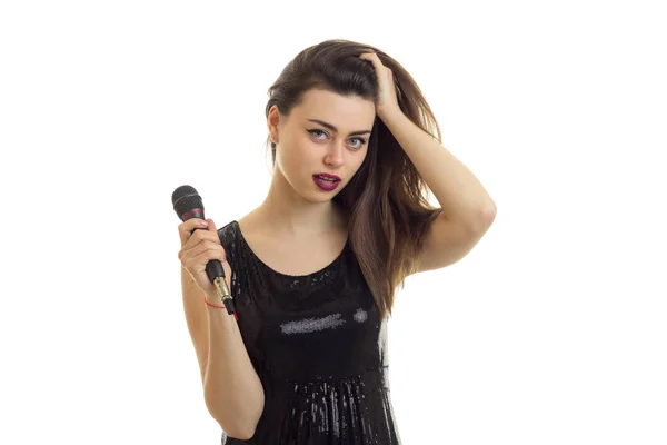 Glamour morena com maquiagem cantando um karaoke com microfone — Fotografia de Stock