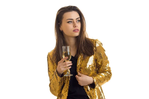 Linda morena con estilo en chaqueta dorada con copas de vino en las manos — Foto de Stock