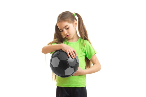 Niña en camisa verde con pelota de fútbol en las manos — Foto de Stock