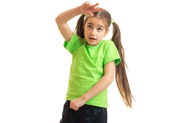 有趣的小女孩，在绿色衬衫摆姿势 — 图库照片