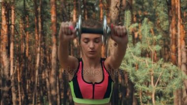 bir genç atletik kız açık havada inatla geri sallıyor