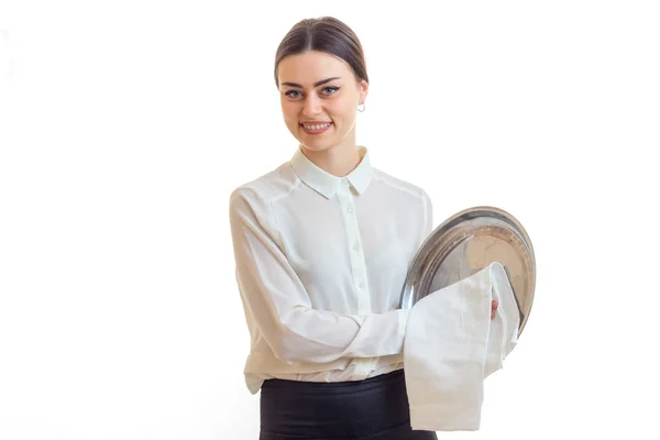 Jonge lachende serveerster wrijft lade handdoek — Stockfoto