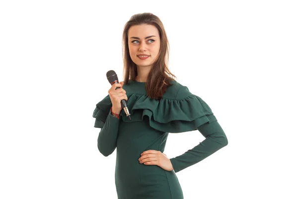 Ritratto di giovane cantante affascinante con microfono in abito verde — Foto Stock