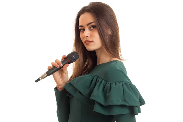 Retrato de una joven atractiva con micrófono en mano aislado sobre fondo blanco —  Fotos de Stock
