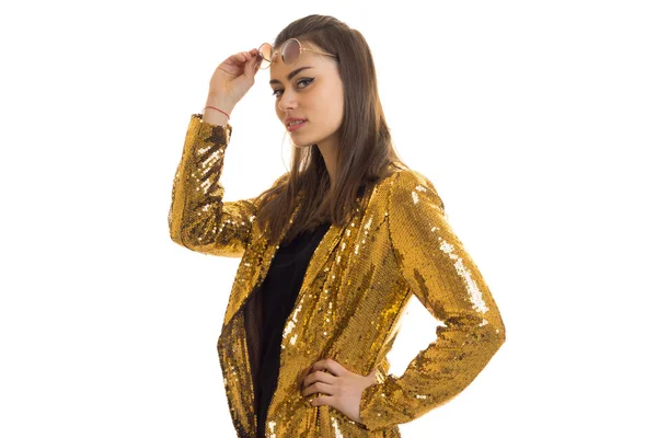 Joven dama glamorosa posa en el estudio en la chaqueta de oro —  Fotos de Stock