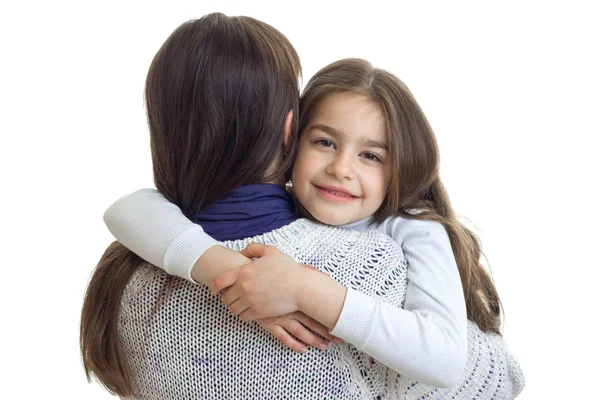 Nahaufnahme Porträt eines kleinen netten Mädchens, das seine Mutter umarmt — Stockfoto