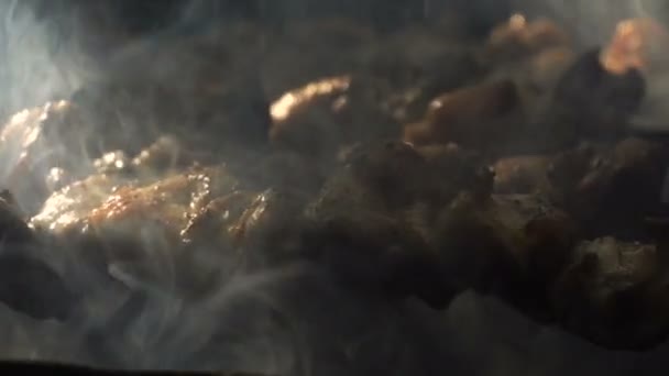la viande est rôtie sur des charbons 
