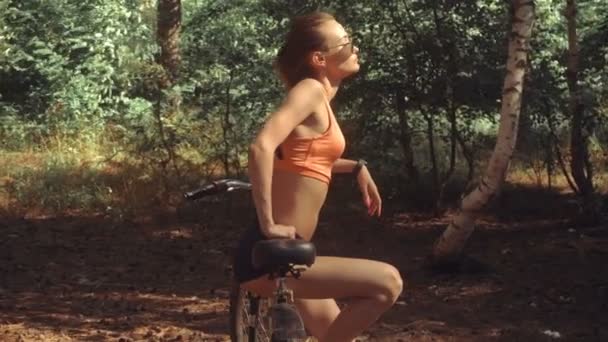 Donna attraente con una bicicletta — Video Stock