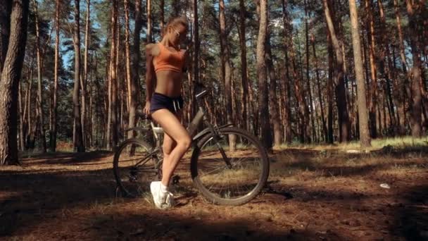 Femme charmante avec un vélo — Video