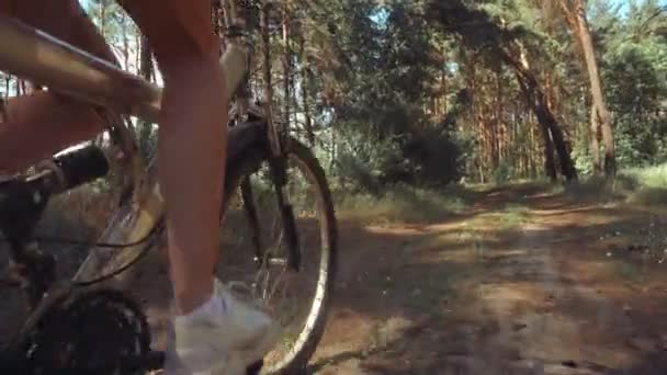 Крупним планом молода спортивна дівчина за кермом велосипеда — стокове відео