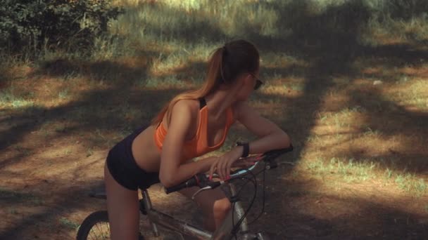 Sexig ung dam med en cykel — Stockvideo