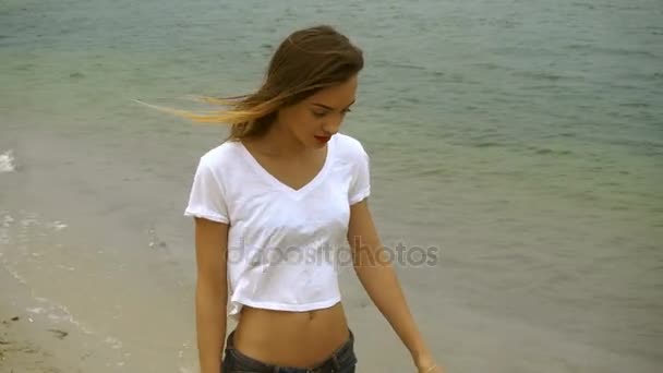 Charming young girl walks on the beach — Stock Video