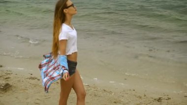 sevimli genç sarışın bir sahil üzerinde