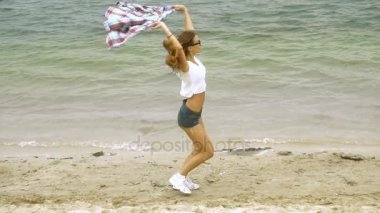 bir sahil üzerinde tatlı bir neşeli sarışın