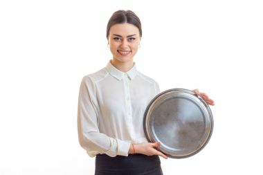 Tencere için geniş bir yuvarlak tepsi tutarak çekici genç garson