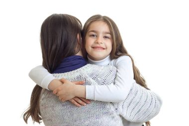Harika kız annesi arka ve gülümseyerek hugs
