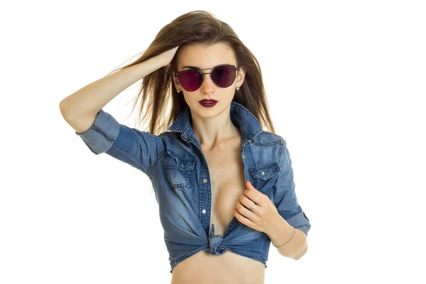 Joven dama glamorosa en gafas y camisa de mezclilla posando en Studio — Foto de Stock