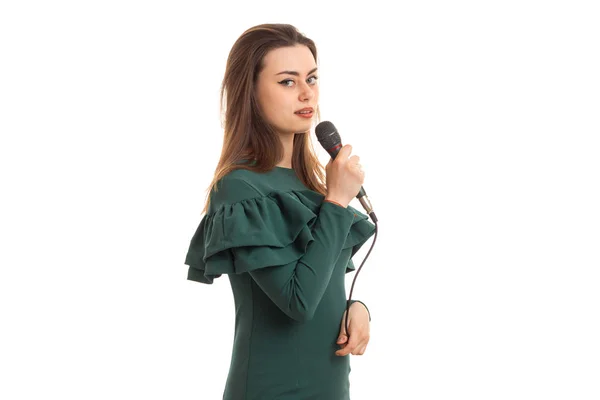 Очаровательная девушка поет в караоке с микрофоном в руке — стоковое фото