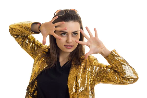 Retrato horizontal de una joven glamorosa con una chaqueta de lentejuelas doradas —  Fotos de Stock