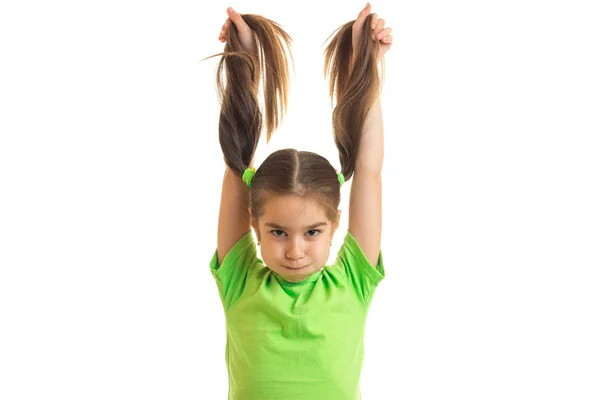 Harika bir küçük kız eller ponytails holding — Stok fotoğraf