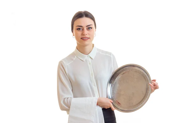 Γοητευτική νεαρή σερβιτόρα με trey στα χέρια με τη στολή — Φωτογραφία Αρχείου