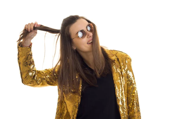 Mujer joven y elegante en chaqueta dorada y gafas de sol —  Fotos de Stock