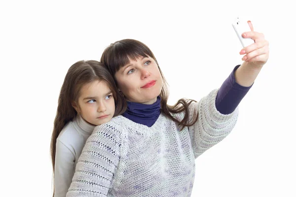 Madre con su hija pequeña hace selfie — Foto de Stock