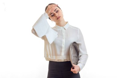 yorgun garson bir kafa topu tuttu