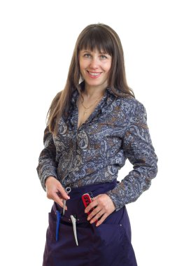 Dikey gülümseyen genç güzel kadın-stilist portresi