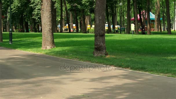 jeune fille promenades sur rouleaux 
