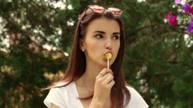 kadın düz görünüyor ve lolipop berbat