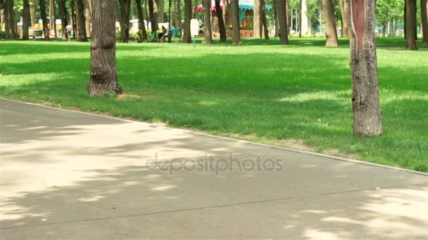 Joven chica mantiene las manos en sus bolsillos y se fue patinando — Vídeos de Stock