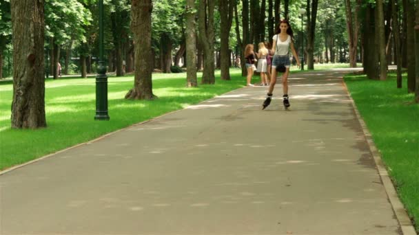 Slanke meisje in korte broek is rijden op rollen — Stockvideo
