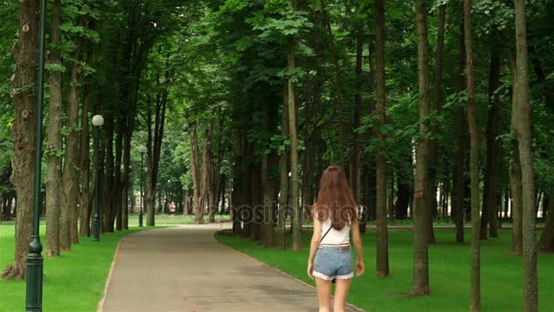 Menina esbelta em calções jeans verão rollerblading — Vídeo de Stock