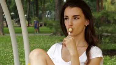 Şeker ile şık genç kadınlar rulo