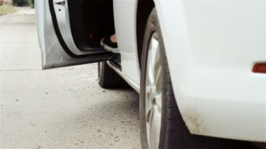 Kapı ve bir arabadan ince genç kız açar