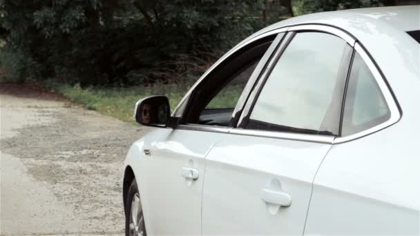 Молодые женщины в очках и с ребенком, выходящим из машины — стоковое видео